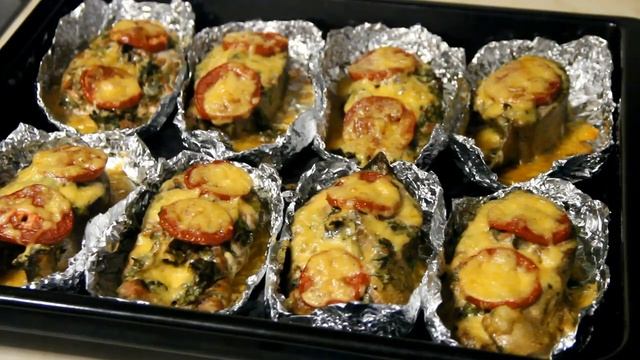 Кета, запеченная в духовке с сыром и помидорами в фольге / Рыба в духовке смотреть онлайн
