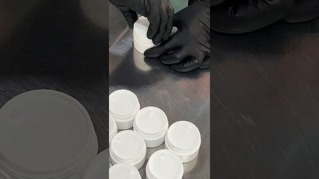 Процесс фасовки интенсивного увлажняющего гиалоуранового крема с экстрактом водорослей от Beautica