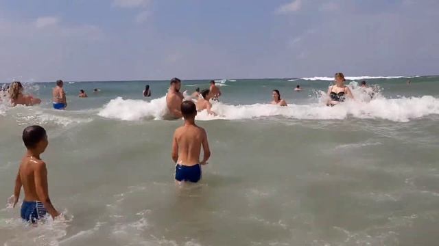 Анапа. Все купаются в сильные волны. смотреть онлайн