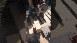 Рабочие моменты печника.Подрезка шамотного кирпича под нужный угол.