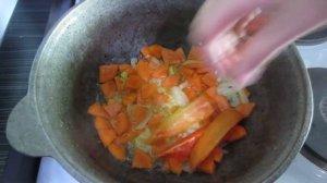 Щука с овощами тушеная в казане.Щука с овощами