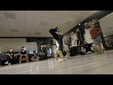 Брейкданс батл ↔ Дети до 2х лет ↔ Dobrinya vs Strela ↔ 1'4 ↔ WHO IS WIN #whoiswin #bmvideo смотреть онлайн