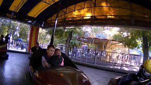 Ростов-На-Дону Парк Революции. Аттракцион машинки. Архивное видео октябрь 2017. Жена в рейсе.