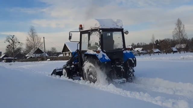 Как Правильно Чистить Снег Трактором Мтз 82.1!! Тяжелая Уборка в Метель смотреть онлайн