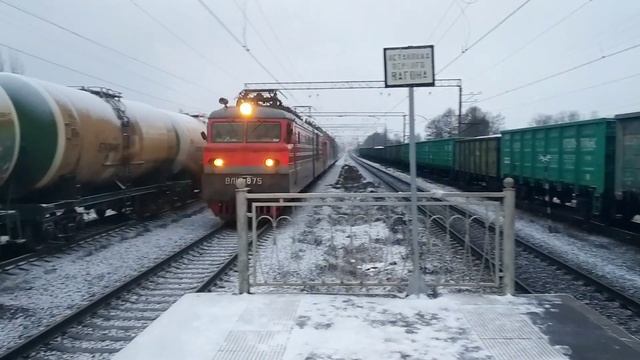 Слотка электровозов ВЛ10-875, 2ЭС4К-107 и ВЛ10У-737 на платформе Назия смотреть онлайн