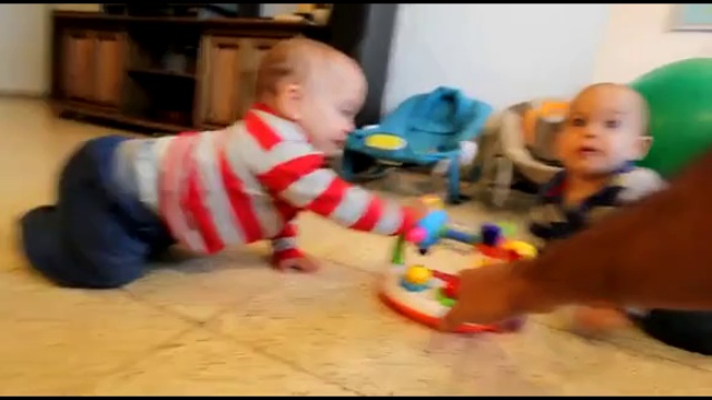 Малыши резвятся под музыку смотреть онлайн