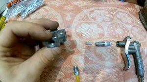 Мини пескоструй работает даже на низком давлении.