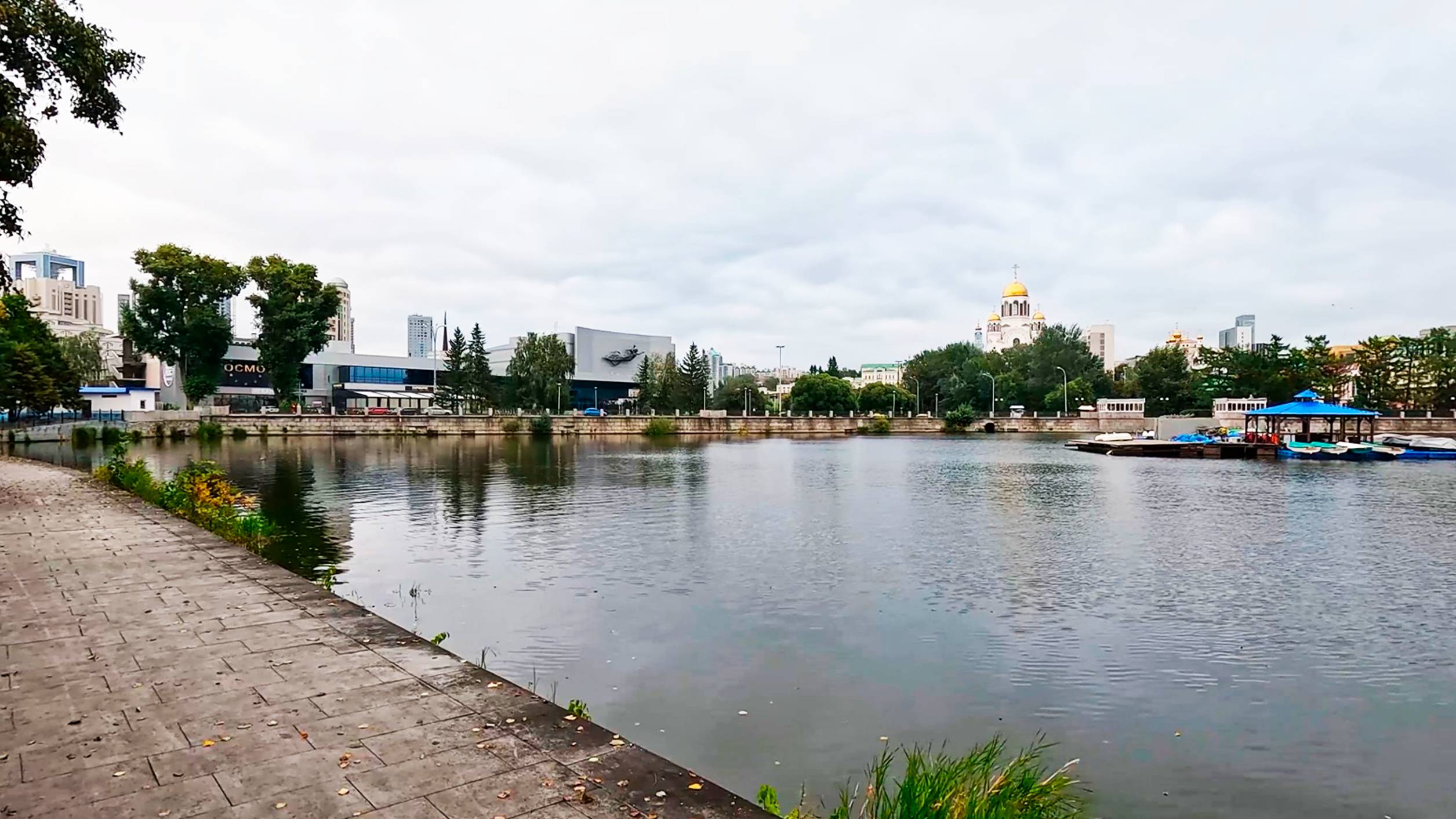 Городской пруд г. Екатеринбурга в конце лета 2024 года смотреть онлайн