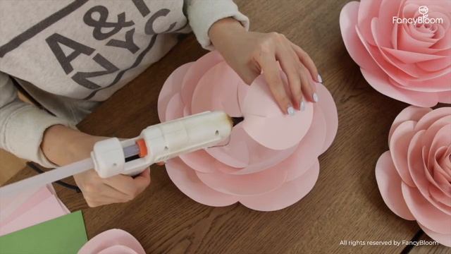 PAPER ROSE DIY TUTORIAL | Easy LARGE Paper Flowers + FREE templates! смотреть онлайн