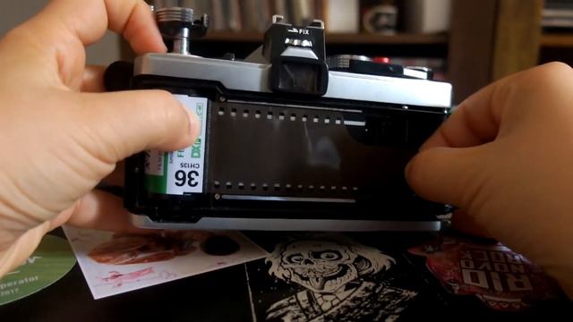 [ASMR] Colocando filme na câmera / Loading film - Olympus OM1 + Fuji Superia X-TRA 400 смотреть онлайн