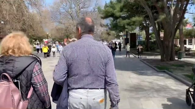 Прогулочка по Ялте апрель 2022/ атмосфера в Крыму сегодня. смотреть онлайн