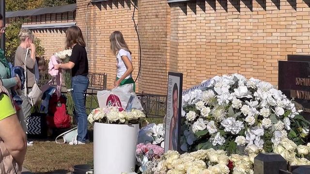 НА МОГИЛЕ ЮРЫ ШАТУНОВА,В ДЕНЬ ПАМЯТИ,ЛЮДИ НЕСУТ БЕЛЫЕ РОЗЫ И ПЛАЧУТ… ПЛАЧУТ… смотреть онлайн