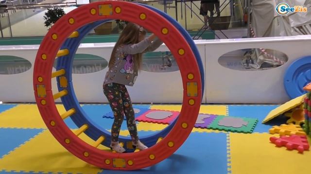 Little Vlogger Yasya plays with flying balloons and interactive board Indoor Playground for kids смотреть онлайн