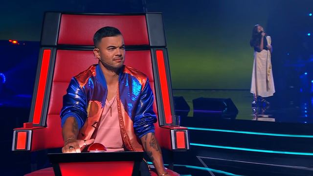 The Blind Auditions: Janaki Easwar sings Lovely by Billie Eilish смотреть онлайн