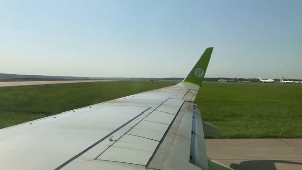 Взлет самолета Вид из окна S7 (Авиакомпания Сибирь)/Вылет из аэропорта Домодедово рейс S7 2095