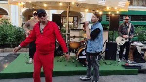 Танцор Майкл и кавер группа Айдахо вместе  выступают в баре Думский Дворик...