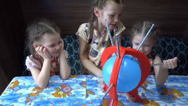 БУМ БАЛУН ЧЕЛЛЕНДЖ – ЛОПАЕМ шарики игры от Семьи канала Sisters volosi Кто выиграет в этой Битве смотреть онлайн