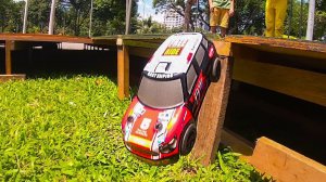 Дети и игрушки. Даня и Диана распаковывают новую машинку. МанкиТайм