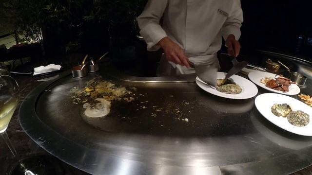 Теппаньяки (Teppanyaki), ужин в ресторане Токио. Приготовление мраморной говядины и морепродуктов. смотреть онлайн
