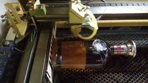 Гравировка на бутылке и стопке. Подарок на юбилей.