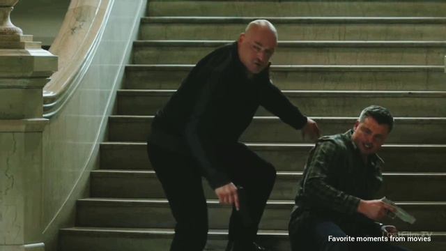 Люцифер спасает Хлою прикрывая крыльями смотреть онлайн