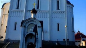 Тихо в церковь я зайду, за семью свечу зажгу..