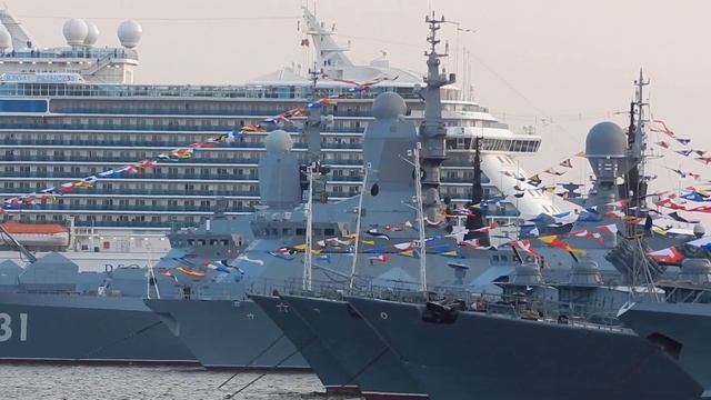 Круизный лайнер "Царственная Принцесса" проплывает мимо военных кораблей в Кронштадте. смотреть онлайн