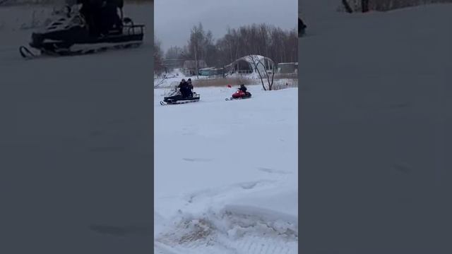 Рождественские покатушки на снегоходах , Артём самый юнный водитель снегохода на трассе смотреть онлайн