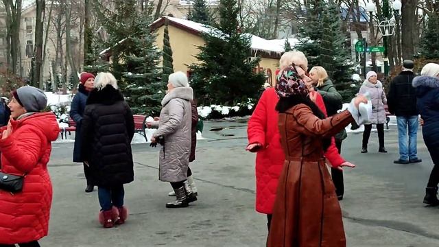 СНОВА ВЕЧЕР СИНИЙ, СИНИЙ!???/ТАНЦЫ В ПАРКЕ ГОРЬКОГО ХАРЬКОВ ФЕВРАЛЬ 2022 смотреть онлайн