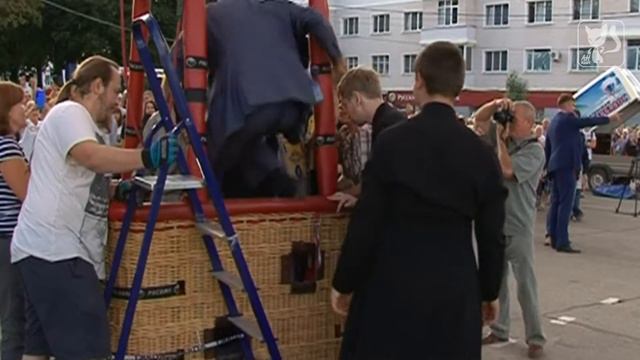 Освящение Новомосковска с воздушного шара архимандритом Лавром (Тимохиным) смотреть онлайн