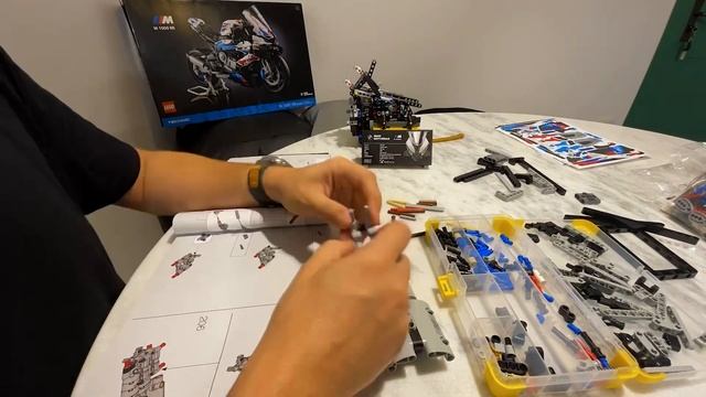 LEGO - Moto BMW 1000RR - 42130 - Speed Build - Bags 2