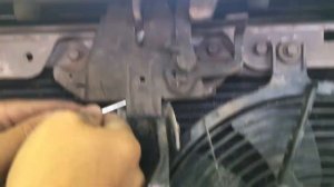Что делать если порвался трос капота? Как открыть капот Pajero/Montero Sport (MR313755)