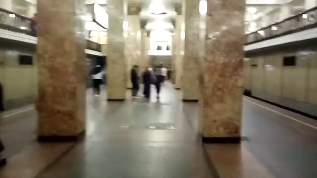 Метро поезд Москва 2019, три штуки Комсомольская Сокольническая линия смотреть онлайн