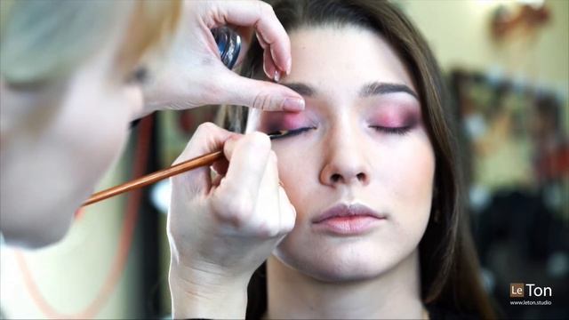 Новогодний макияж для голубых глаз. Небрежные локоны смотреть онлайн