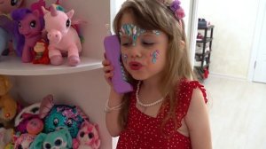 Ева и кукла как мама