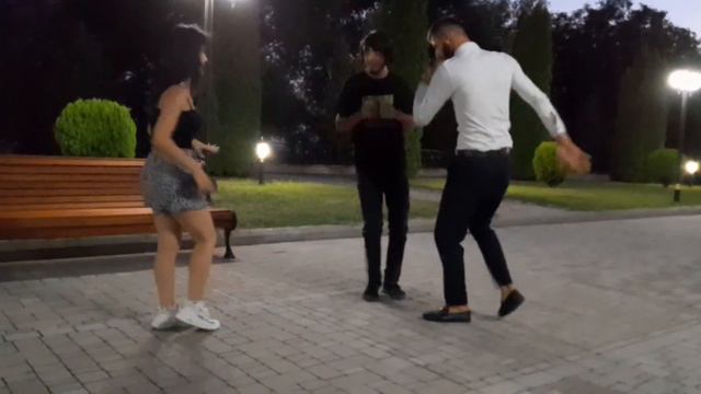 Аминка Лезгинка В Белокан 2022 Девушки Танцуют Кайфуют На Улице Balaken ALISHKA FAMIL Aminka