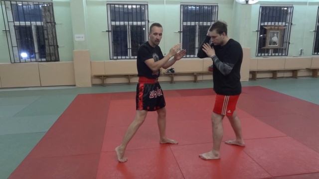 Тень левым хуком - правый прямой + мидл кик/колено в печень смотреть онлайн