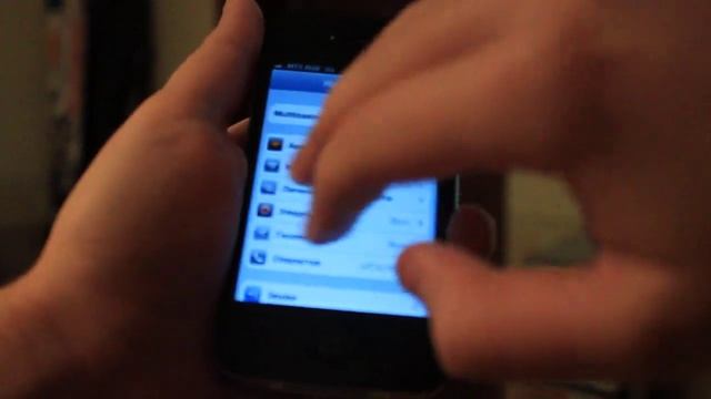 Демонстрация мультитач-жестов на iPhone 4 смотреть онлайн