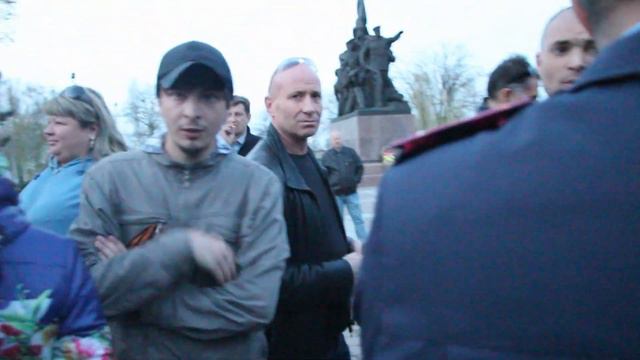 Люди уверяют, что не трогали журналиста - он сам себя облил зеленкой