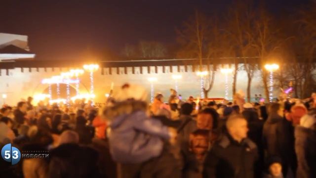 Без комментариев | В Великом Новгороде зажгли главную городскую ёлку смотреть онлайн