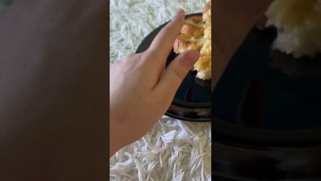 Пробую мега сосиску в тесте 😨 это было вкусно 🤤