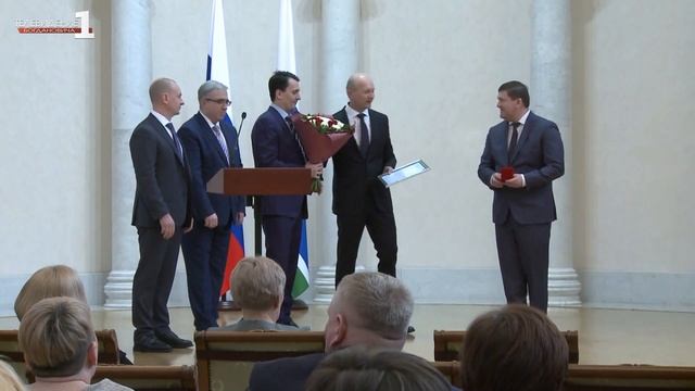 Евгений Куйвашев передал лучшей доярке Свердловской области автомобиль смотреть онлайн