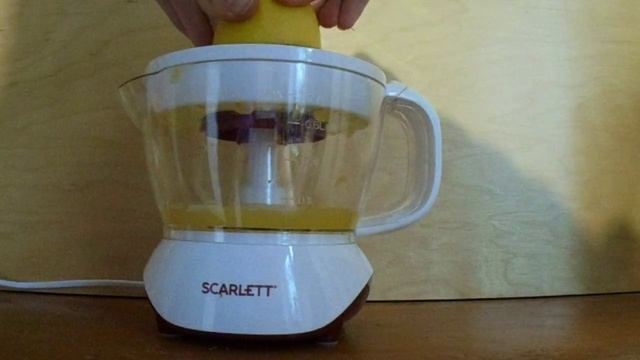 Соковыжималка Scarlett SC-JE50C06 за работой: лимон смотреть онлайн