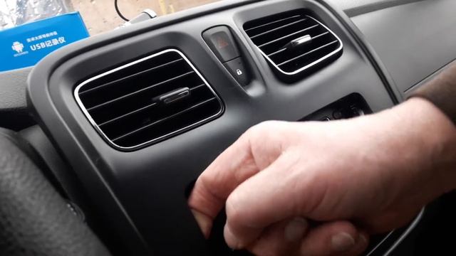 Демонтаж панели Рено Логан 2