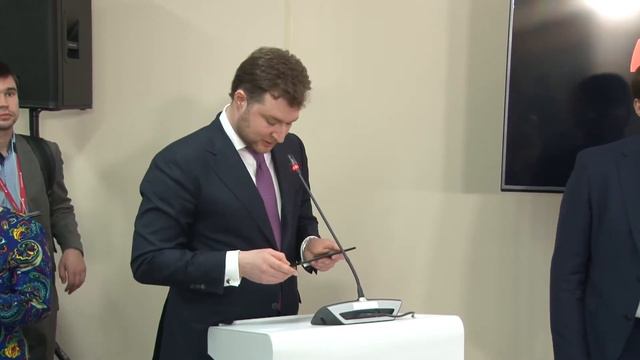 Участие Губернатора края В.И. Шпорта в Российском инвестиционном форуме смотреть онлайн