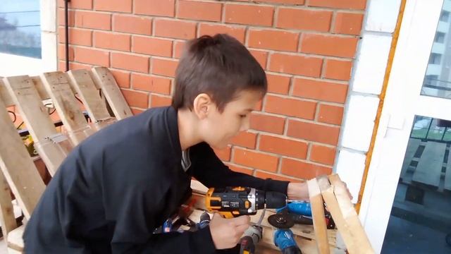 Диван из поддонов за 4 часа. Дети счастливы смотреть онлайн