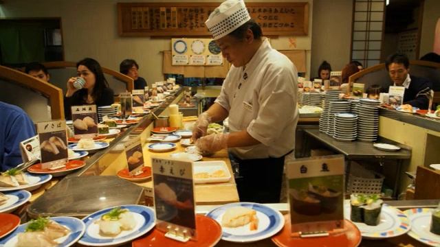 Как делаются настоящие суши в Японии ! Зачем нужен имбирь?  Как правильно есть суши ?