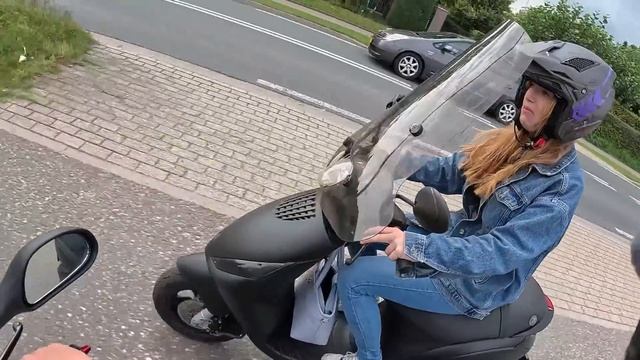 ROMY HAAR NIEUWE SCOOTER PIAGGIO ZIP! смотреть онлайн