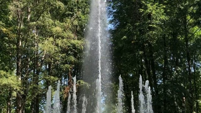 Поющий фонтан в парке "Швейцария" смотреть онлайн