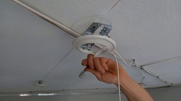 Натяжной потолок монтаж светильника